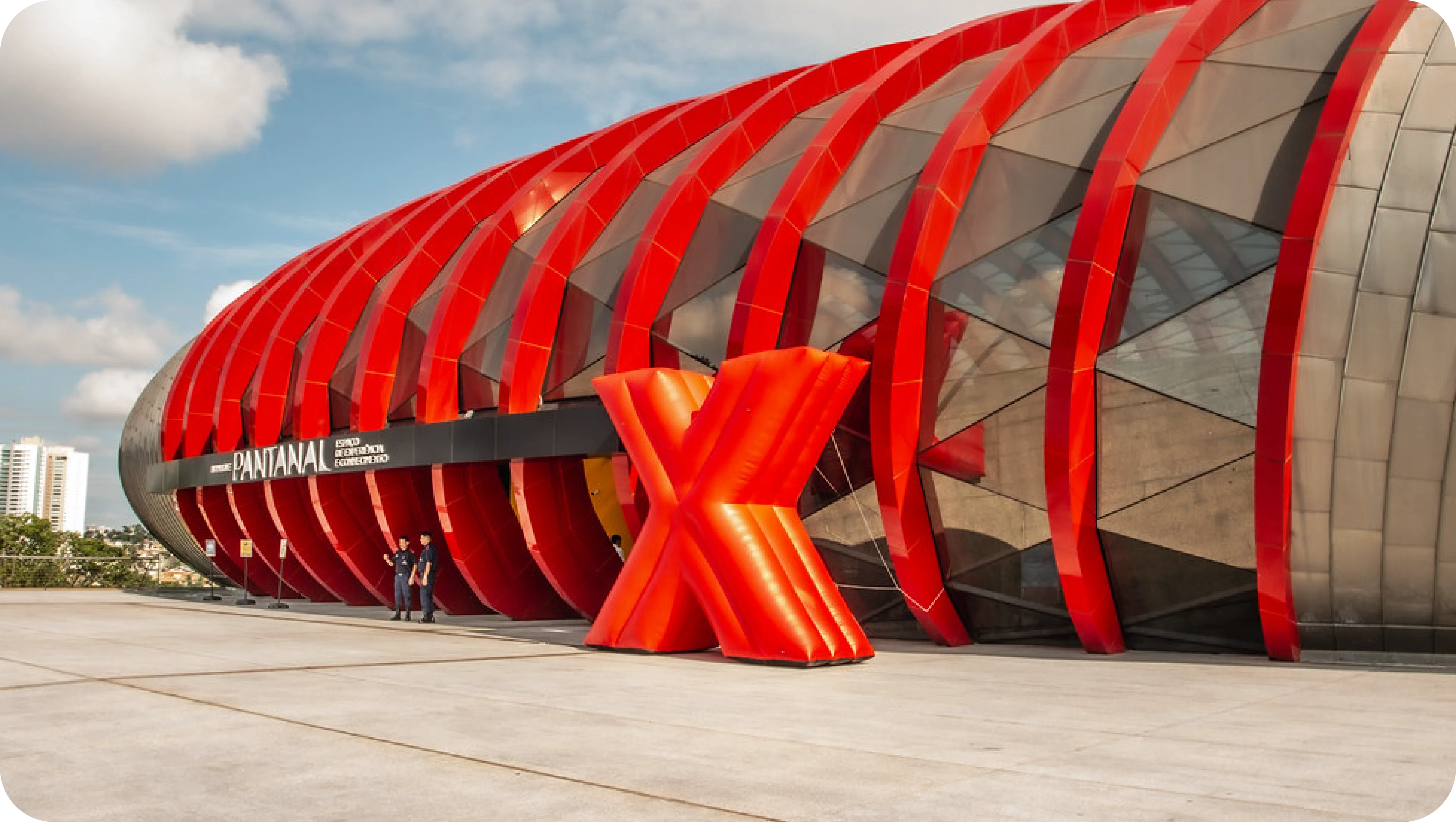 Bioparque Pantanal — fachada com X inflável TEDx