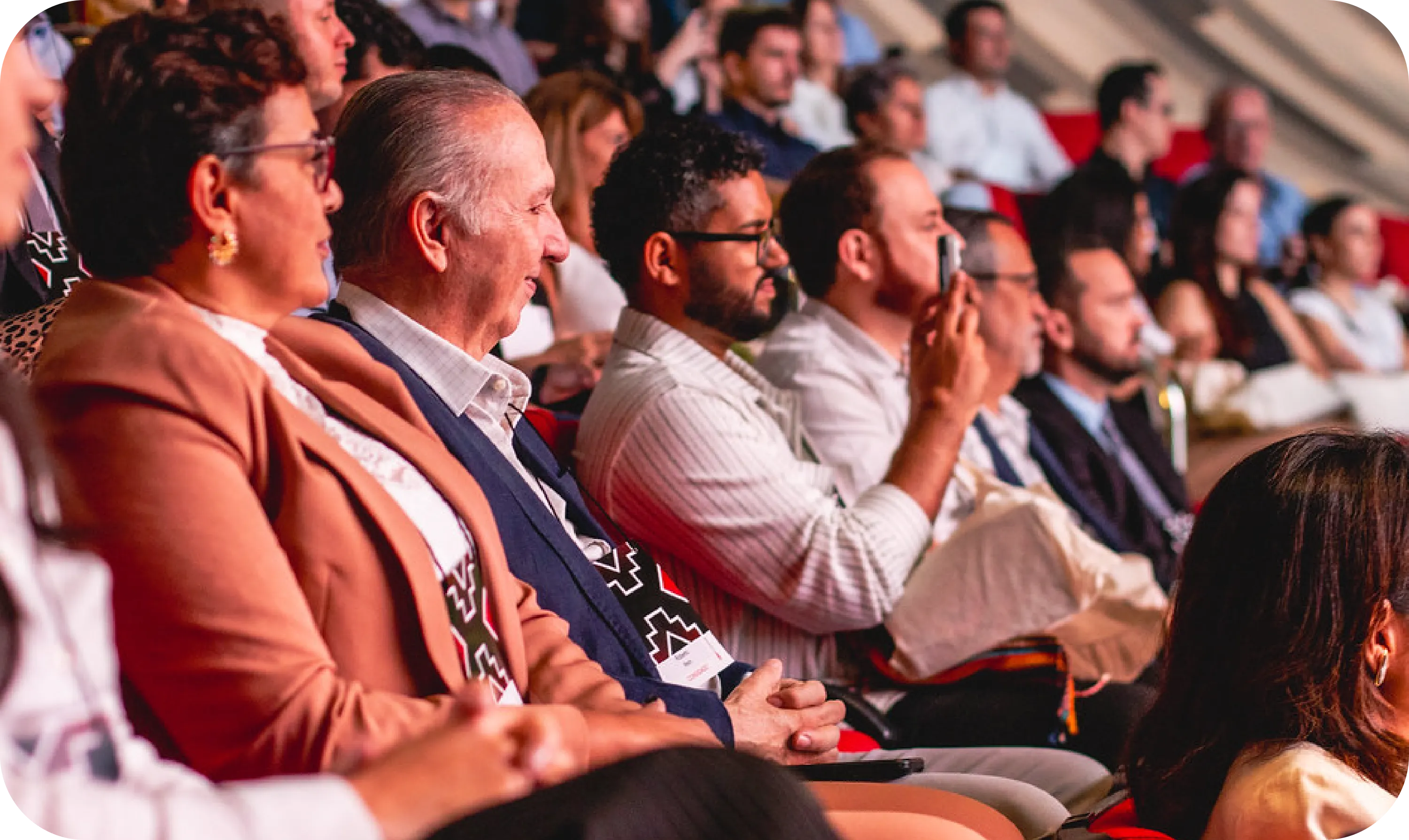 Plateia atenta às palestras